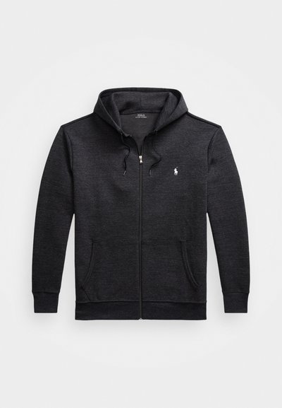 Hoodie cinza escuro com fecho zip, feito de material macio, com capuz ajustável por cordão e bolsos laterais. Apresenta um pequeno logótipo no peito.