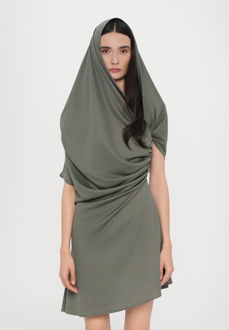 Chet Lo - HOODED DRESS - Robe de soirée - sage, Agrandir