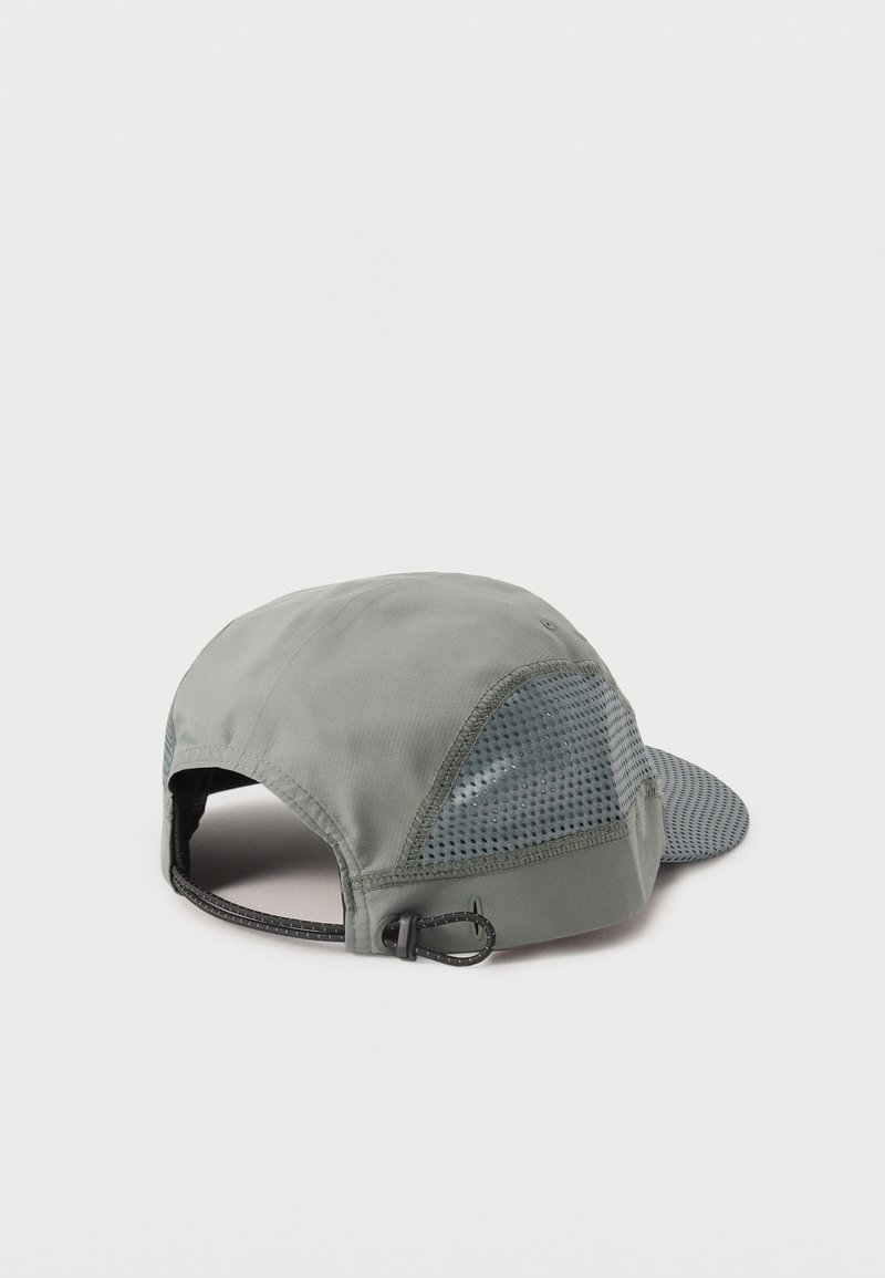 Lichtgrijze honkbalpet met zijpanelen van gaas, gebogen klep en verstelbare band met een plastic schuifsluiting aan de achterkant, gezien van achteren.