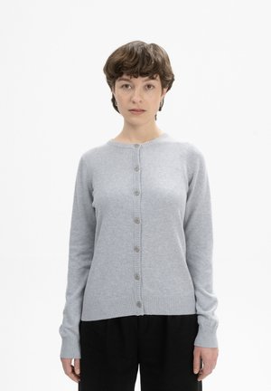 Cardigan gris clair en tissu doux, avec un col rond, des manches longues et six boutons à l'avant, doté de poignets et d'un ourlet côtelés.