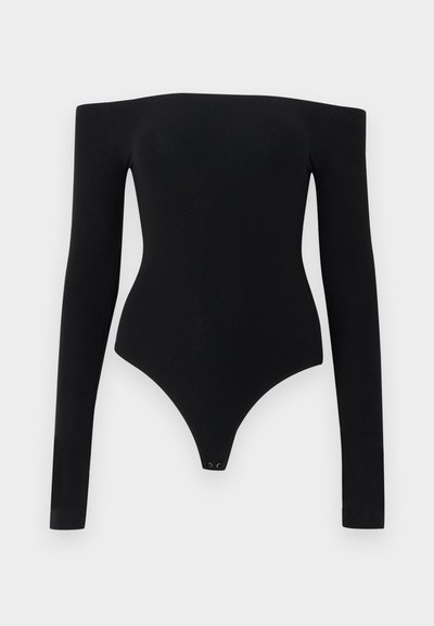 Μαύρο κορμάκι με μακρύ μανίκι, σχεδιασμό εκτός ώμων, απαλή �υφή και κούμπωμα με τρουκ στο κάτω μέρος.