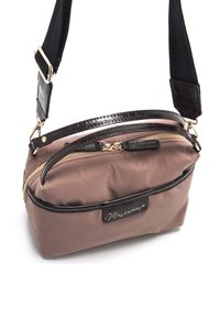 Borsa a tracolla marrone in nylon con un bordo in vernice effetto coccodrillo nero, cerniera dorata e una tracolla nera rimovibile, con un accento del logo.