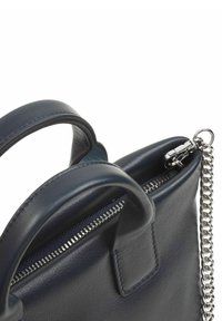 Borsa a mano in pelle blu navy con chiusura con zip, manici corti e tracolla a catena staccabile. Presenta una texture liscia e un sottile dettaglio di cucitura.