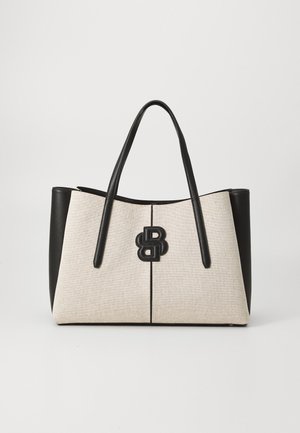 Torba na ramię z beżowym płótnem i czarnymi skórzanymi akcentami, z centralnym czarnym logo i dwoma górnymi uchwytami.