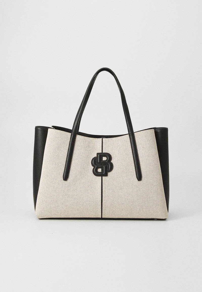 Audumu soma ar bēšas auduma korpusu un melnu ādas akcentiem, kurai ir centrāls melns logo un divi augšējie rokturi.