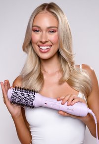 Sèche-cheveux brosse ronde en lavande avec des poils noirs, poignée ergonomique, bouton d'alimentation et cordon. Conçu pour styliser et sécher les cheveux.