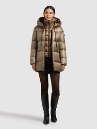 Fyldig, hætteparka i metallisk bronze nylon med lynlås foran og snøre i kanten. Bæres over en matchende slim-fit jakke.