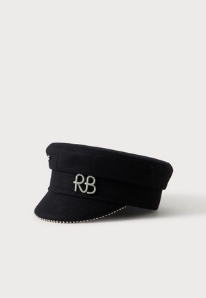 Casquette noire de style militaire avec emblème argenté "RB" à l'avant et petits studs argentés le long du bord de la visière.