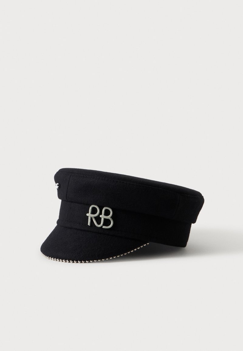 Casquette noire de style militaire avec emblème argenté "RB" à l'avant et petits studs argentés le long du bord de la visière.