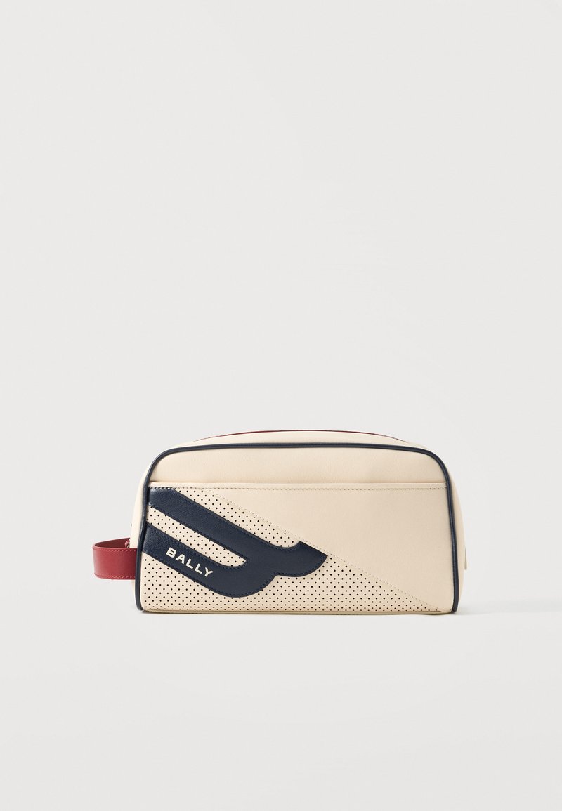 Pochette rectangulaire en cuir beige et bleu marine avec détail perforé, poignée latérale rouge et logo "BALLY" sur un patch bleu marine.