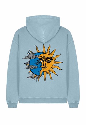 Lichtblauwe hoodie met een grafisch ontwerp van een gele zon en een blauwe maan, versierd met grijze wolken, gecentreerd op de achterkant.