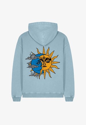 Lichtblauwe hoodie met een grafisch ontwerp van een gele zon en een blauwe maan, versierd met grijze wolken, gecentreerd op de achterkant.