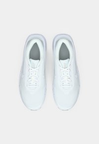 Άσπρα αθλητικά παπούτσια με υφαντή επιφάνεια από δίχτυ, κλείσιμο με κορδόνια και μαλακό εσωτερικό. Διαθέτουν λεία λαστιχένια σόλα και διακριτικό λογότυπο.