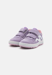 Lilla suede sko har to borrelåser, perforerte design, hvite sidestykker og en rosa innside med en teksturert gummi såle.