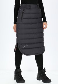 Hame pitkä musta, puhditettu torso, jossa on vaakasaumaa, sivuzaippaus tasku ja sivuhalkio, yhdistetty mustiin saappaisiin. "SWEDEMOUNT" -logo näkyvissä.