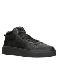 Sneaker alta nera con tomaia in pelle testurizzata, punta tonda e accenti perforati. Caratterizzato da suola e lacci in gomma nera.
