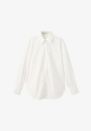 Biała koszula z długim rękawem zapinana na guziki, z klasycznym kołnierzem i małym wzorem wypukłych kropek na materiale.