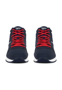 Pāris tumši zilas Reebok sporta apavi ar spilgti sarkanām šņorēm, baltām vidus zolēm un melnajām gumijas ārējām zolēm, skatīti no priekšpuses.