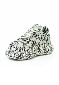 Grube sneakersy z grubą, teksturowaną podeszwą oraz czarno-białym, abstrakcyjnym wzorem plam na całej cholewce i podeszwie.
