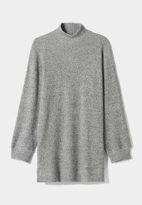 Pull à col roulé en tricot gris avec une coupe décontractée, des épaules tombantes et une texture côtelée. Dispose de fentes latérales à l'ourlet pour un confort de mouvement.