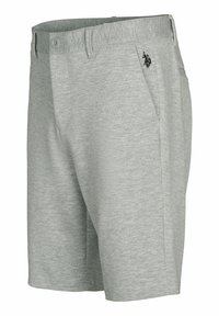 Shorts gris clair longueur genoux avec poches avant, fermeture à bouton, passants de ceinture et petit logo noir brodé près de la poche.