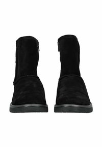 Botas de tobillo de ante negro con punta redondeada, superficies texturizadas y cremalleras laterales. Las suelas de goma proporcionan tracción y estabilidad.