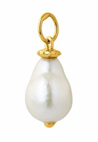 Colgante de oro con una perla blanca iridiscente en forma de lágrima. Textura suave, que presenta una base redonda pequeña y acentos decorativos elevados.