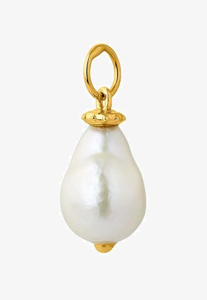 Colgante de oro con una perla blanca iridiscente en forma de lágrima. Textura suave, que presenta una base redonda pequeña y acentos decorativos elevados.