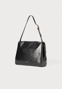 Borsa a spalla in pelle nera con silhouette piatta, tracolla regolabile e sottile dettaglio in oro sul davanti.