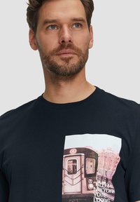 s.Oliver MET FOTO - T-shirt print - navy