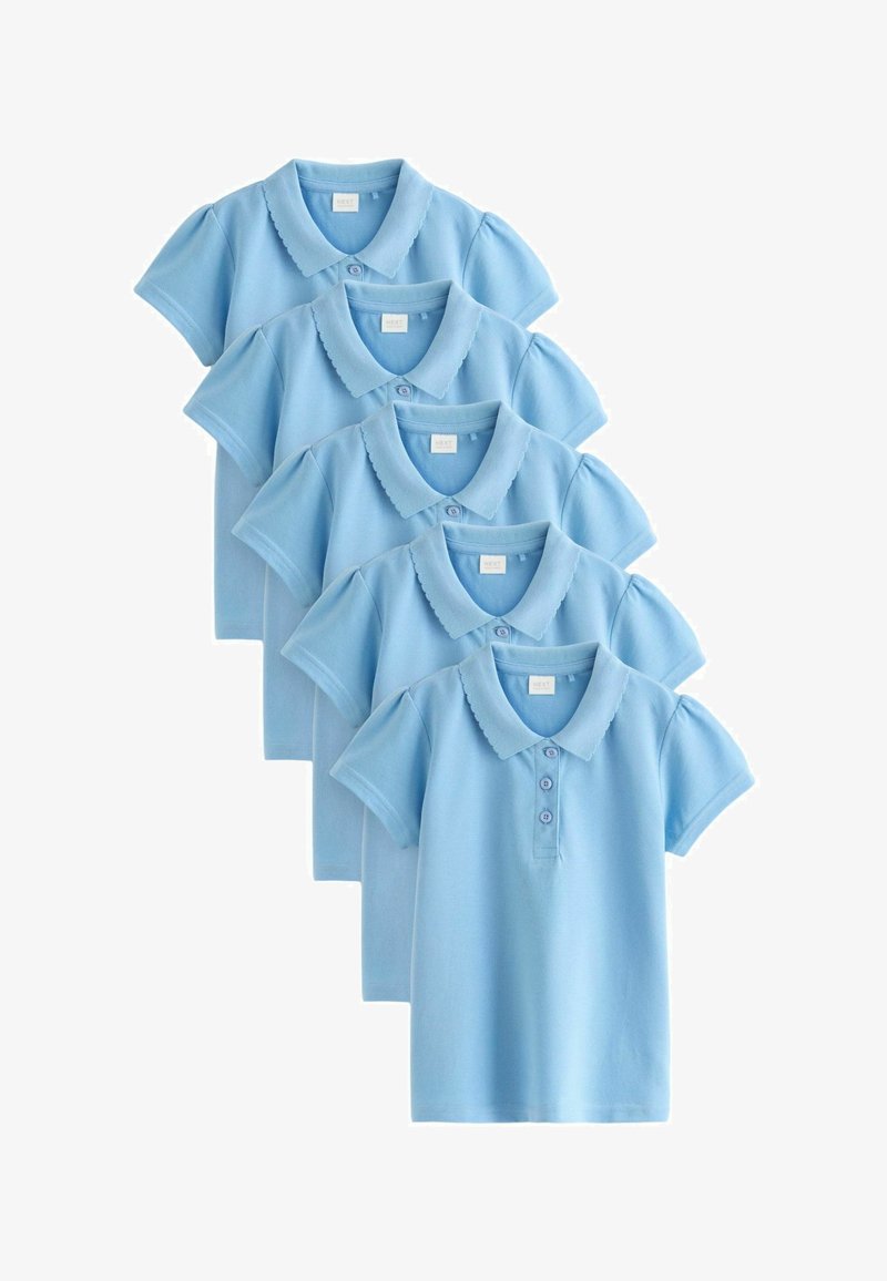 Svetlomodré polo tričká s vlnitým golierom, krátkymi puff rukávmi a tromi prednými gombíkmi, usporiadané v rade.
