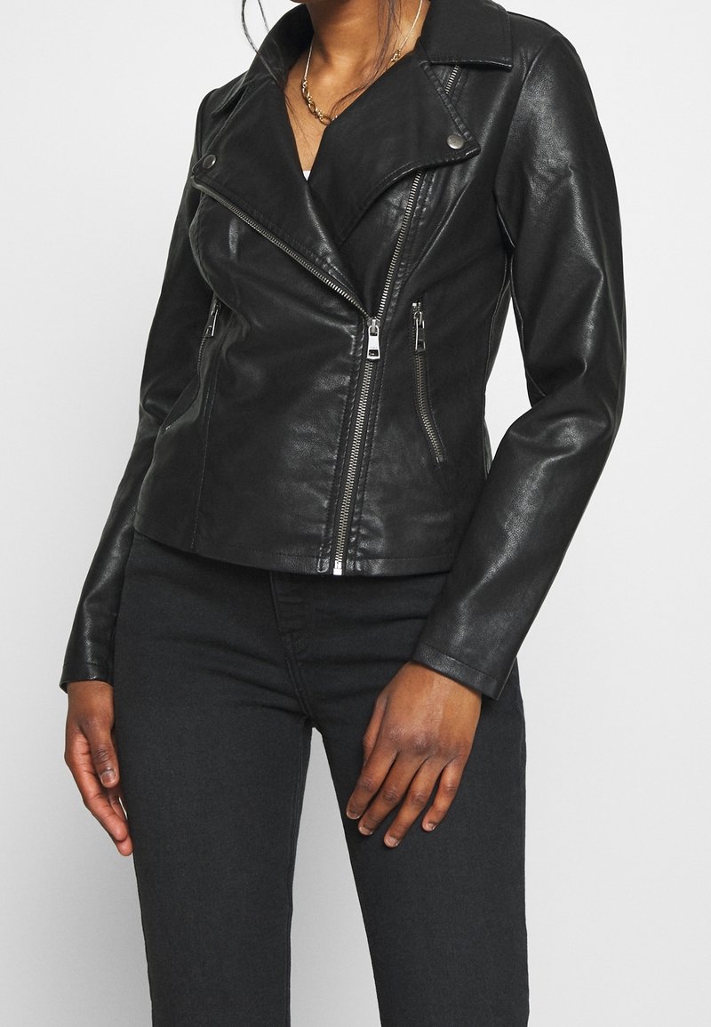 Giacca da moto in pelle nera con colletto a punta, chiusura con zip asimmetrica e tasche laterali con zip. Texture liscia e design aderente.