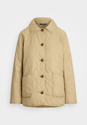 Veste beige matelassée avec un col arrondi, des boutons à l'avant et deux poches latérales. Présente un motif texturé et un matériau doux et rembourré.