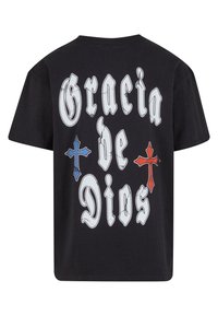 Zwart katoenen T-shirt met grote witte gotische tekst "Gracia de Dios" en rode en blauwe kruisaccenten op de achterkant. Korte mouwen ontwerp.