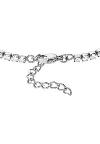 Brazalete de plata con piedras preciosas transparentes dispuestas en una línea recta, con cierre tipo langosta y una extensión de cadena ajustable.