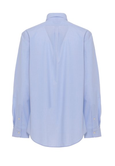 Camicia elegante a maniche lunghe azzurro chiaro vista da dietro con polsini abbottonati e una piega sotto il colletto.