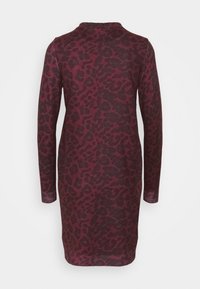 Knälång maroon klänning i stickad tröja med svart leopardmönster, långa ärmar och ribbade mudd. Mjuk, strukturerad tyg med en figurnära passform.