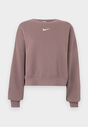 Sweat-shirt court violet en tissu doux, avec un col rond, des épaules tombantes et un petit logo Nike blanc sur la poitrine.