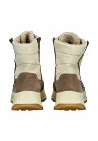 Chocoladebruine en crème winterlaarzen met een zachte voering, quiltontwerp en textuur van suède accenten; rubberen zool met een profiel voor grip.