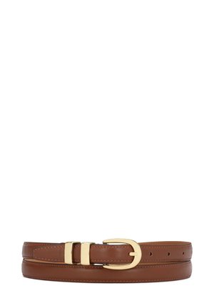 Ceinture en cuir marron avec une texture lisse, ornée d'une boucle dorée et d'un design à double boucle, accentuée par des détails cousus et plusieurs trous.