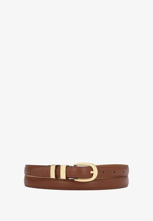 Cintura in pelle marrone con una texture liscia, caratterizzata da una fibbia dorata e un design a doppio anello, accentuata da dettagli cuciti e numerosi fori.