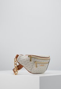 Banane en tissu blanc avec un logo 'MK' en répétition, des accents en cuir marron, deux zips dorés et une sangle en chaîne dorée.