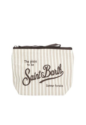 Bustina beige e bianca a righe con zip e cinturino marrone, con la scritta "The place to be Saint Barth Summer Paradise" in carattere marrone.