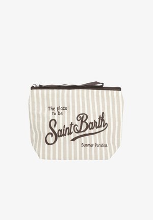 Bustina beige e bianca a righe con zip e cinturino marrone, con la scritta "The place to be Saint Barth Summer Paradise" in carattere marrone.