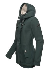 Zelena softshell jakna s kapuco obloženo z usnjem, srebrnimi dodatki, nastavljivimi vrvicami, stranskimi žepi in gumbom za zapiranje.