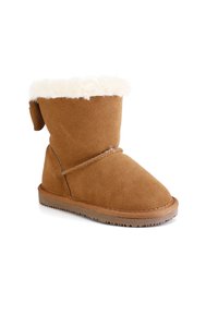 Brun mockaskinn ankle boot med en mjuk vit konstfuskpälsfoder, med en dekorativ rem och en platt gummisula med texturerat grepp.
