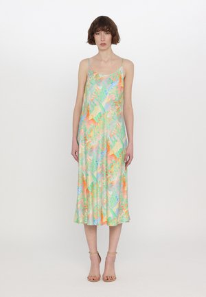 Abito midi floreale in verde chiaro con motivi arancioni, blu e gialli. Presenta spalline sottili e un tessuto fluido e morbido.