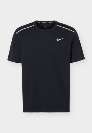 Μαύρο τρέξιμο T-shirt Nike με κοντά μανίκια, λευκό σήμα swoosh στο στήθος και λευκές αντανακλαστικές ρίγες στους ώμους.