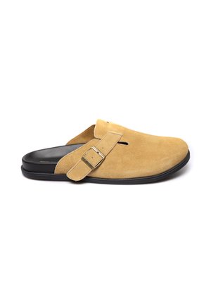 Kergedama suede slip-on king, millel rihm ja metallist pandla detail, ümar varvas ja lame must kummitald. Sile sisemine vooder.