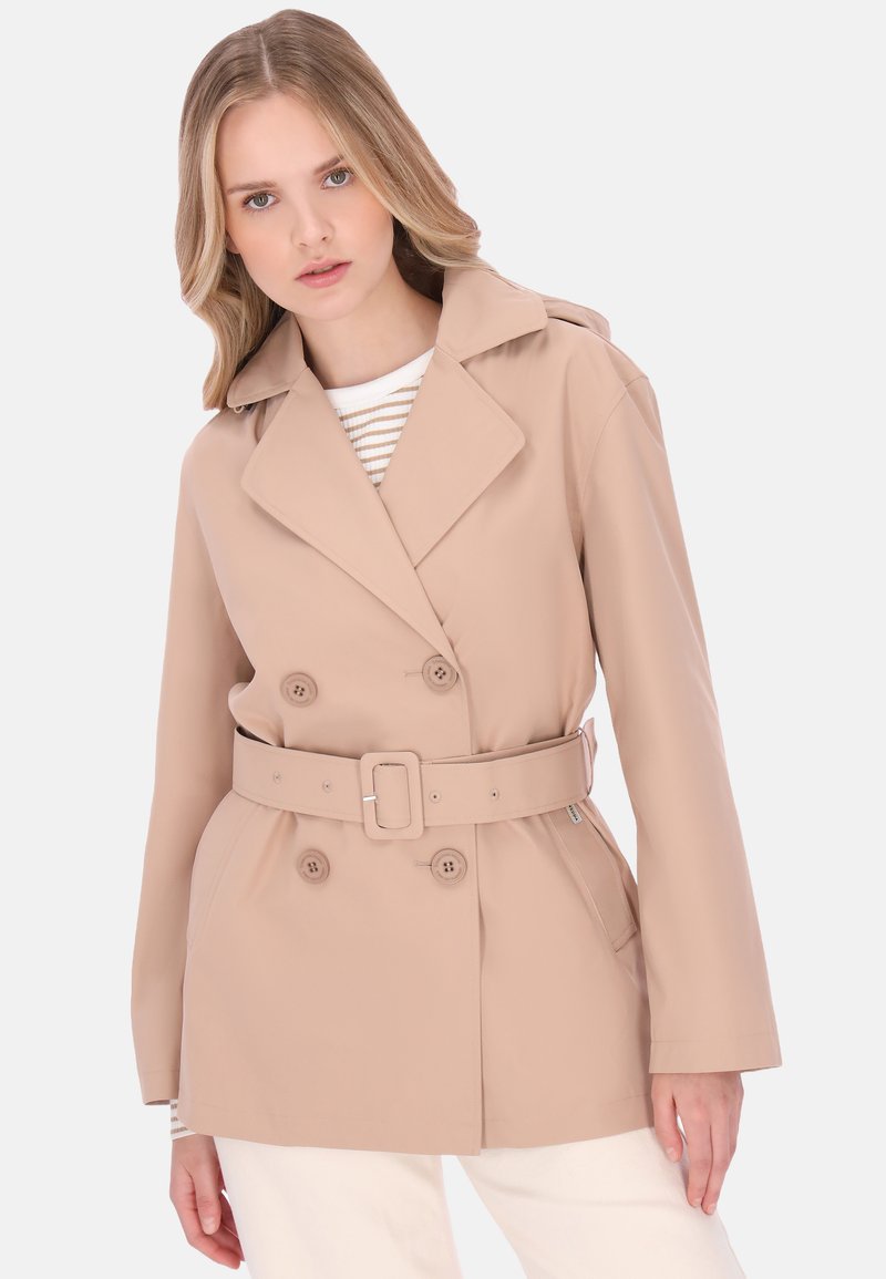 Béžový trenčkot s dvouřadým zapínáním, širokými klopami, páskem v pase a knoflíkovými detaily, vyrobený z hladké, strukturované látky.